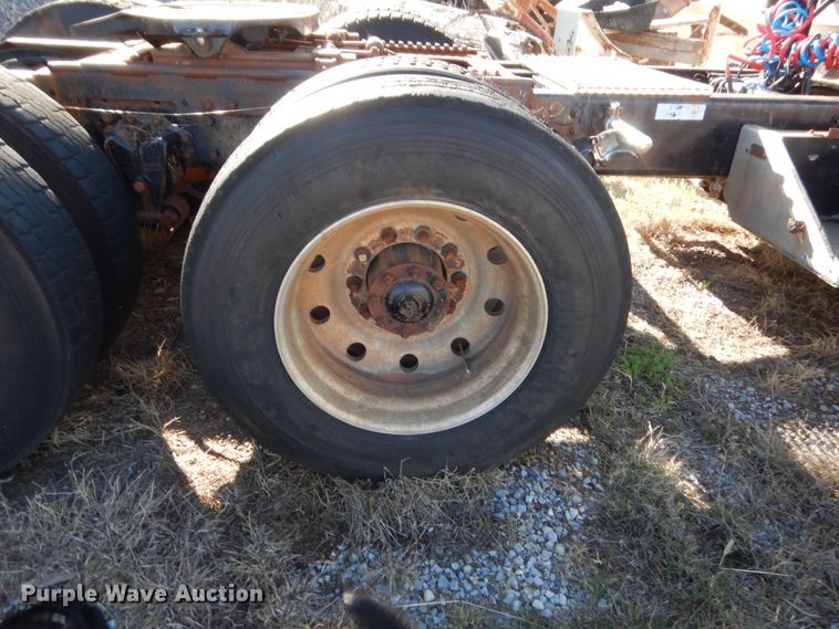 image for item ET9235 1989 White GMC WIA  semi truck