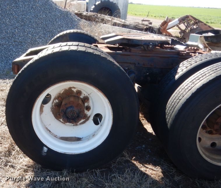 image for item ET9235 1989 White GMC WIA  semi truck