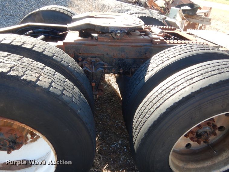 image for item ET9235 1989 White GMC WIA  semi truck