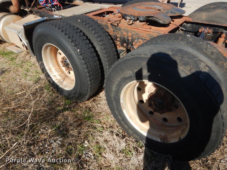 image for item ET9235 1989 White GMC WIA  semi truck