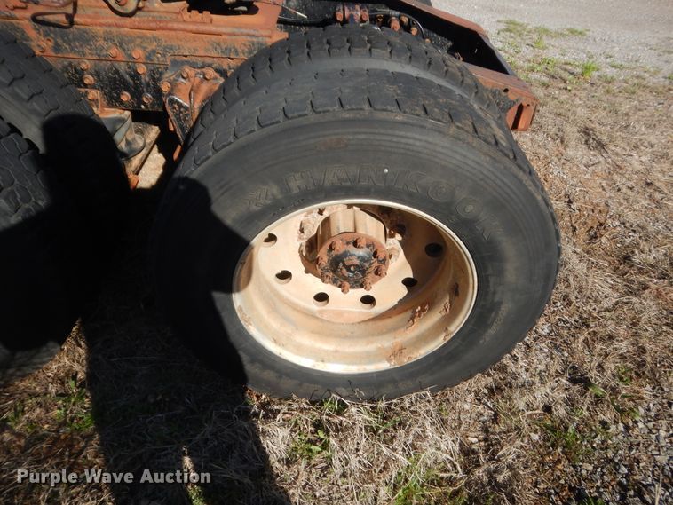 image for item ET9235 1989 White GMC WIA  semi truck