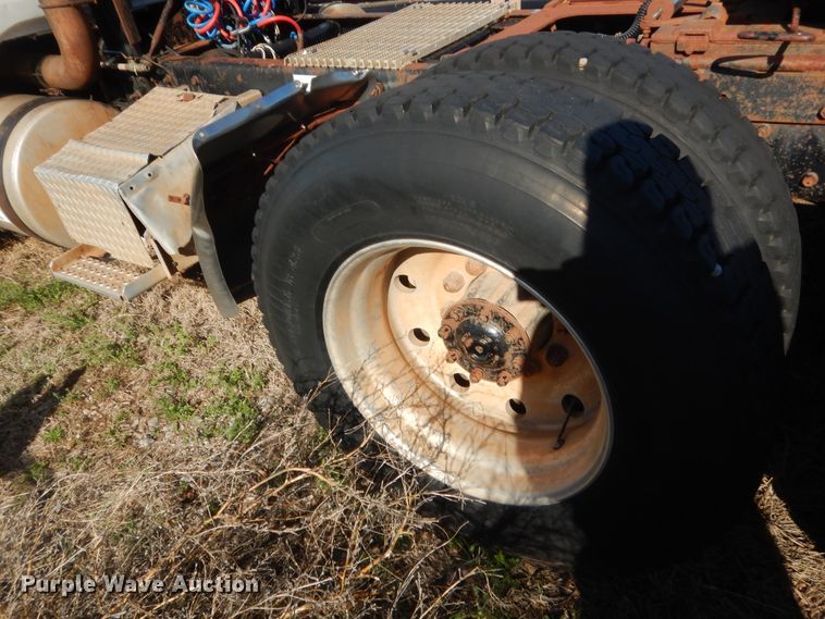image for item ET9235 1989 White GMC WIA  semi truck