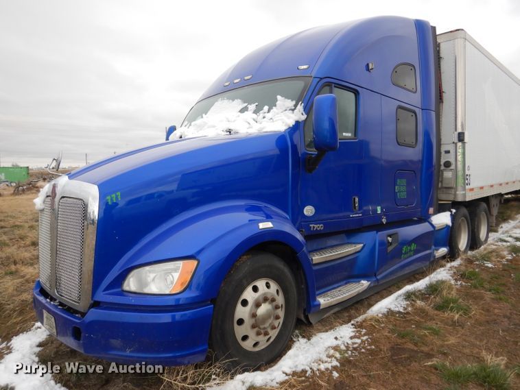 image for item FI9027 2011 Kenworth T700  semi truck