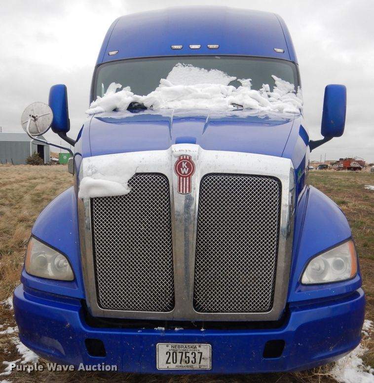 image for item FI9027 2011 Kenworth T700  semi truck
