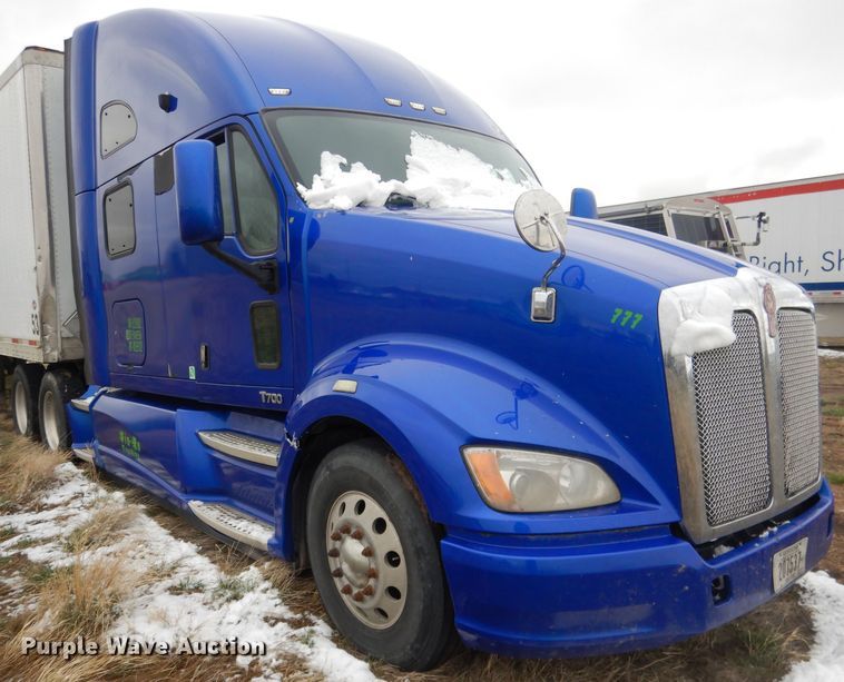 image for item FI9027 2011 Kenworth T700  semi truck