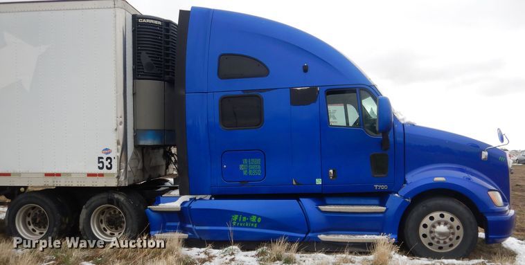 image for item FI9027 2011 Kenworth T700  semi truck