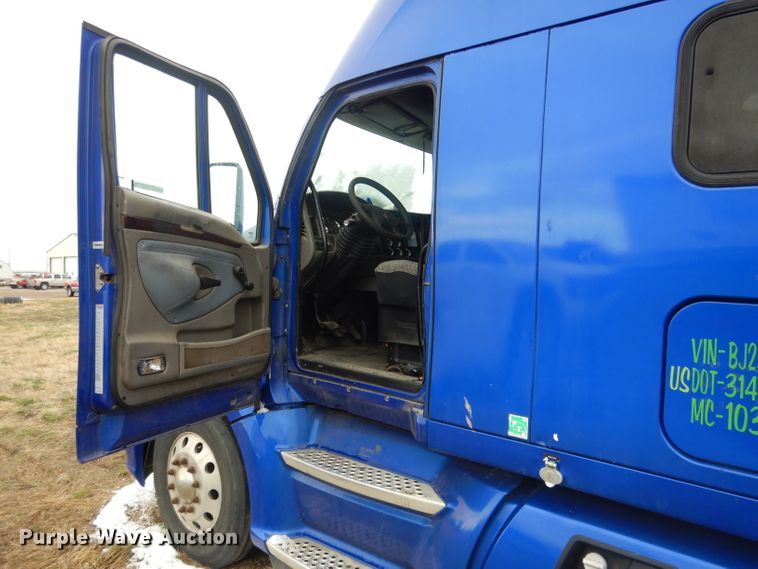 image for item FI9027 2011 Kenworth T700  semi truck