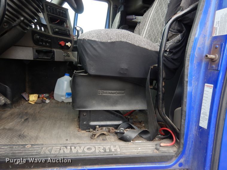 image for item FI9027 2011 Kenworth T700  semi truck