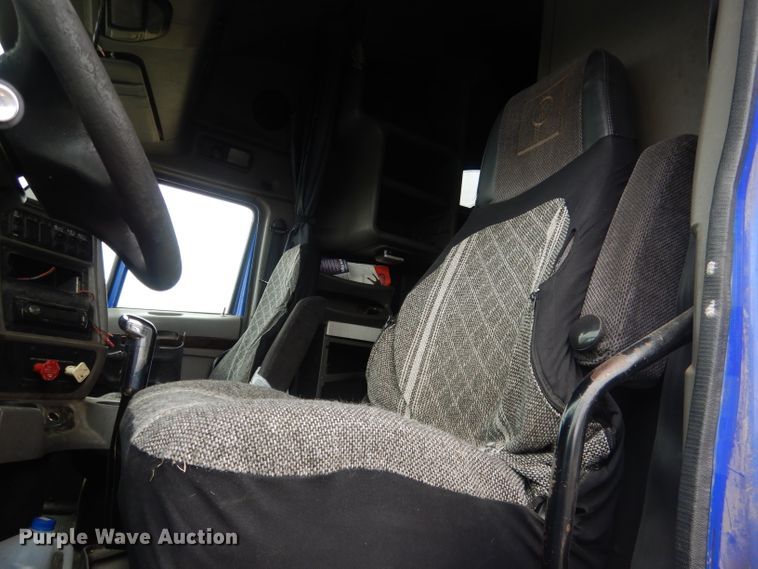 image for item FI9027 2011 Kenworth T700  semi truck