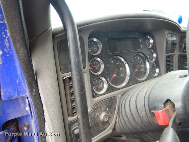 image for item FI9027 2011 Kenworth T700  semi truck