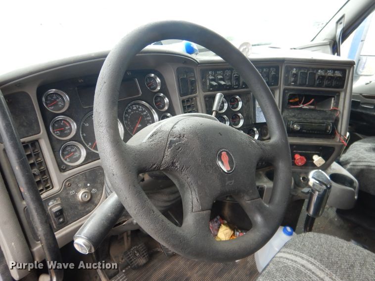 image for item FI9027 2011 Kenworth T700  semi truck