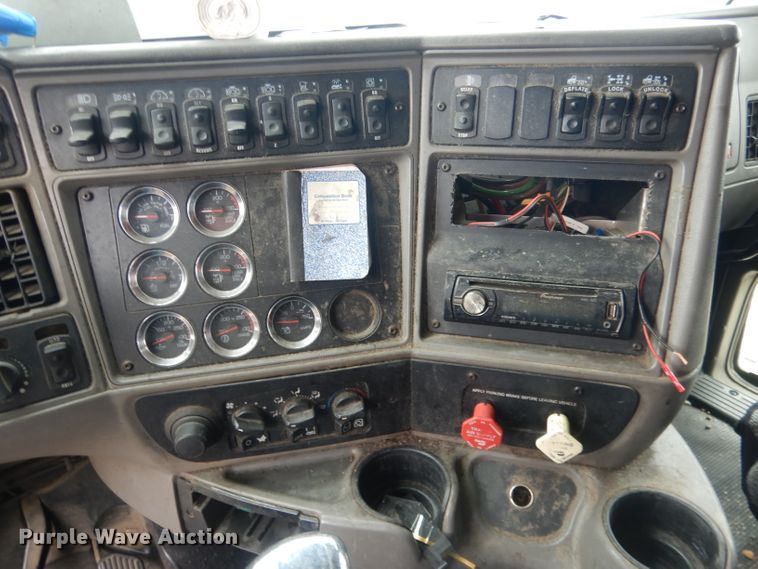 image for item FI9027 2011 Kenworth T700  semi truck