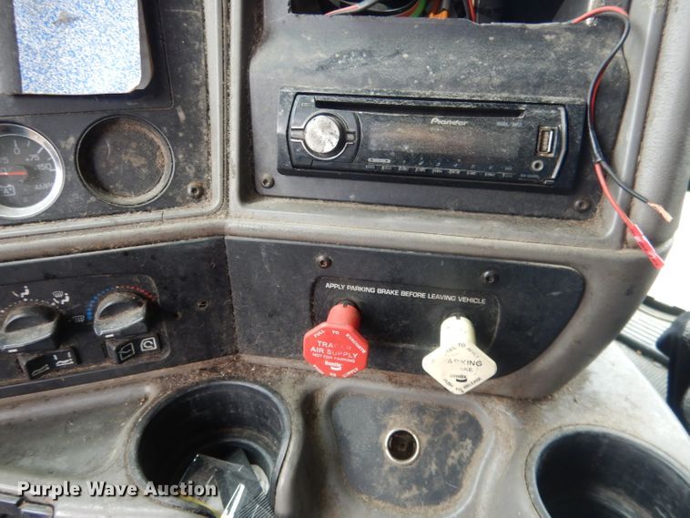 image for item FI9027 2011 Kenworth T700  semi truck