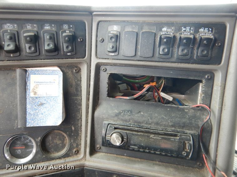 image for item FI9027 2011 Kenworth T700  semi truck