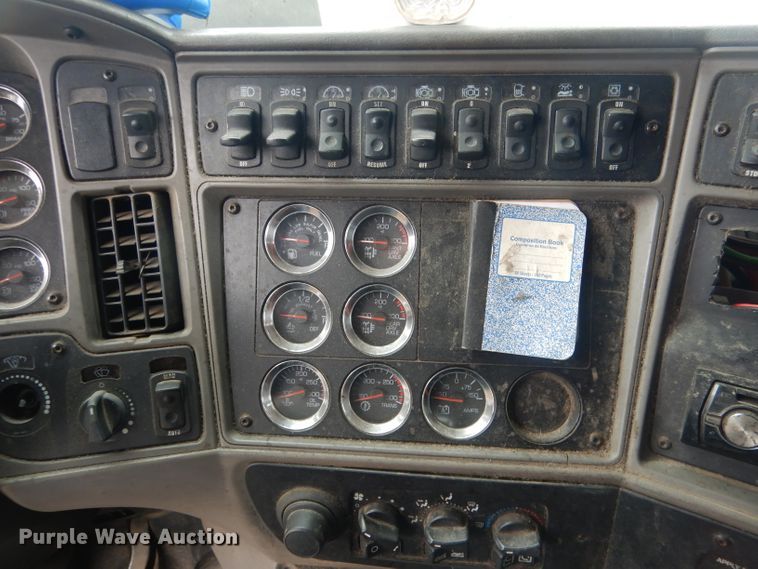 image for item FI9027 2011 Kenworth T700  semi truck