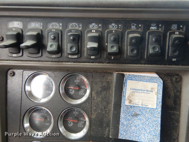 image for item FI9027 2011 Kenworth T700  semi truck