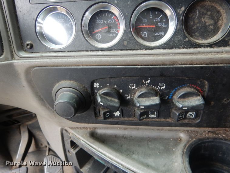 image for item FI9027 2011 Kenworth T700  semi truck