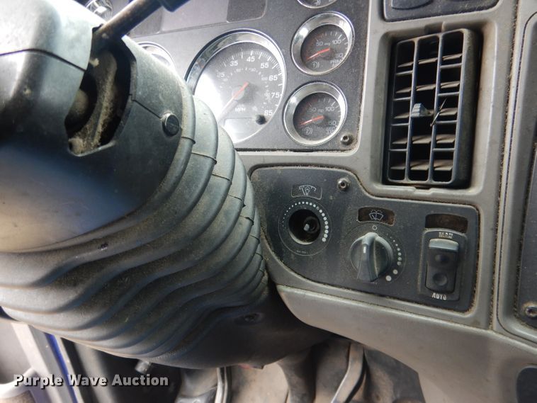 image for item FI9027 2011 Kenworth T700  semi truck