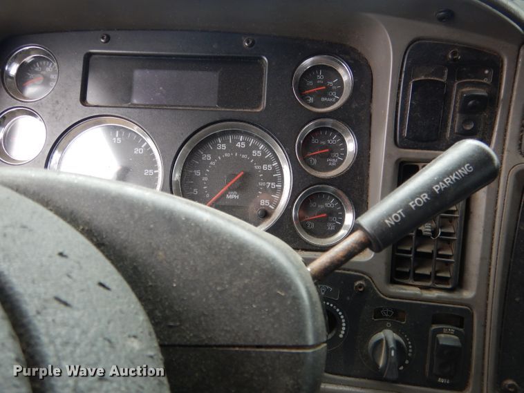 image for item FI9027 2011 Kenworth T700  semi truck