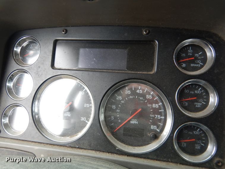 image for item FI9027 2011 Kenworth T700  semi truck