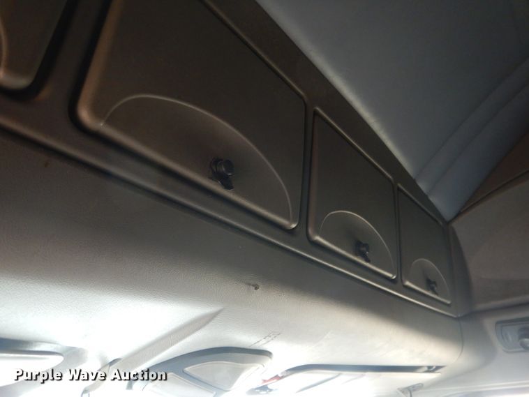 image for item FI9027 2011 Kenworth T700  semi truck