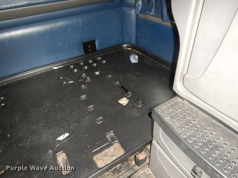 image for item FI9027 2011 Kenworth T700  semi truck