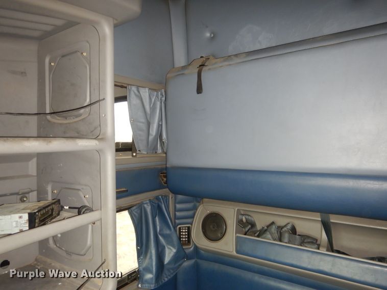 image for item FI9027 2011 Kenworth T700  semi truck