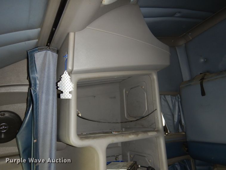 image for item FI9027 2011 Kenworth T700  semi truck