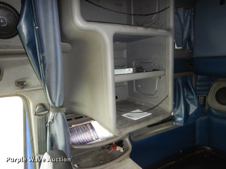 image for item FI9027 2011 Kenworth T700  semi truck