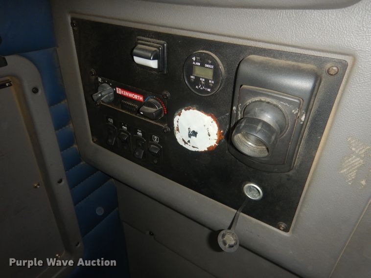 image for item FI9027 2011 Kenworth T700  semi truck