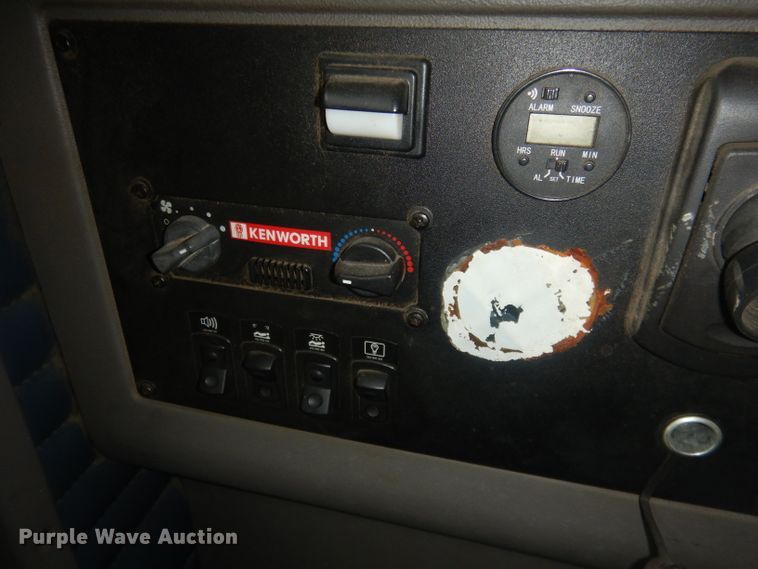 image for item FI9027 2011 Kenworth T700  semi truck