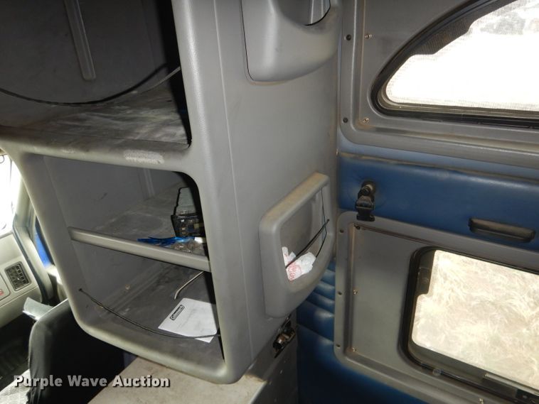 image for item FI9027 2011 Kenworth T700  semi truck