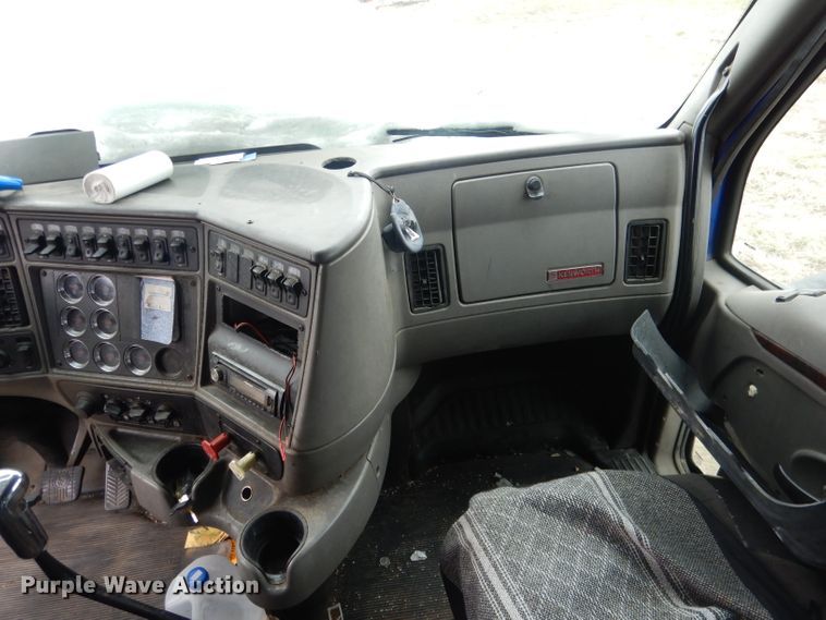 image for item FI9027 2011 Kenworth T700  semi truck