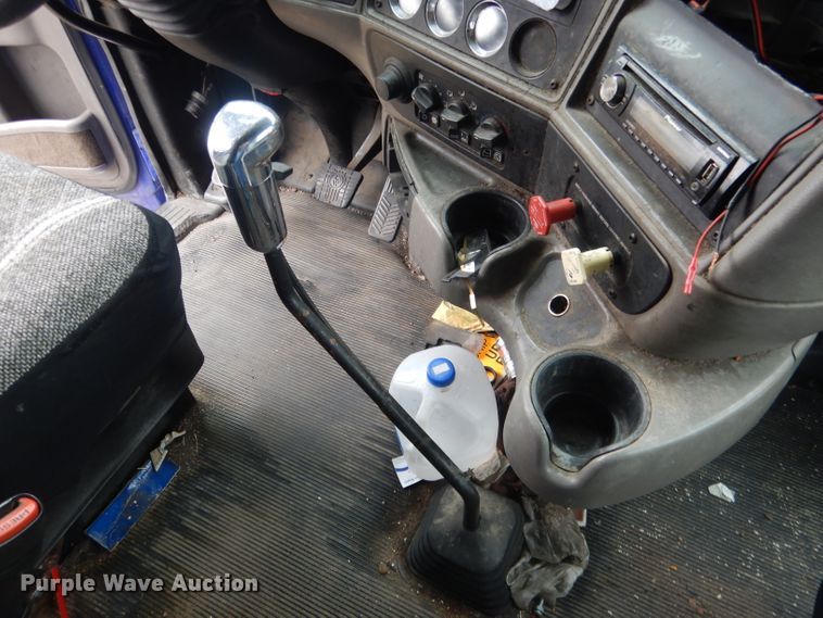 image for item FI9027 2011 Kenworth T700  semi truck