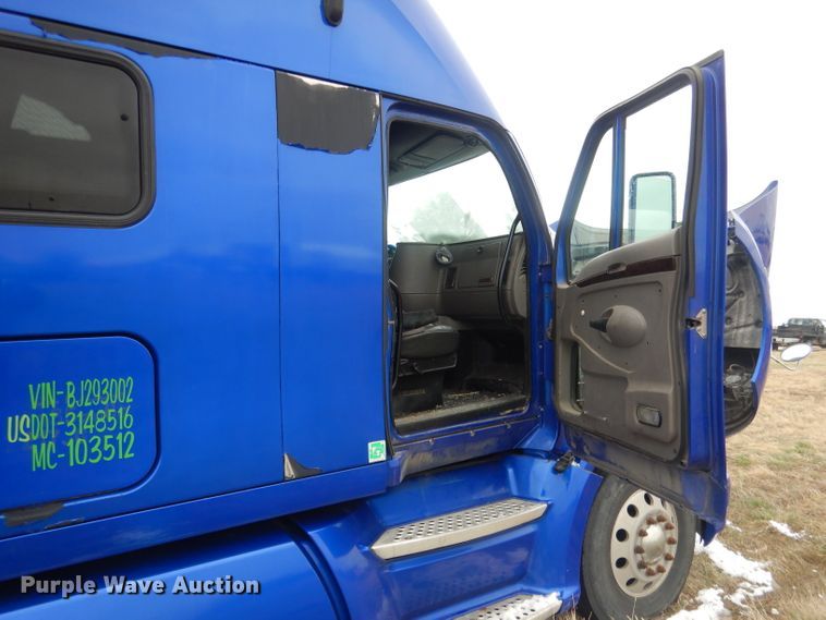 image for item FI9027 2011 Kenworth T700  semi truck