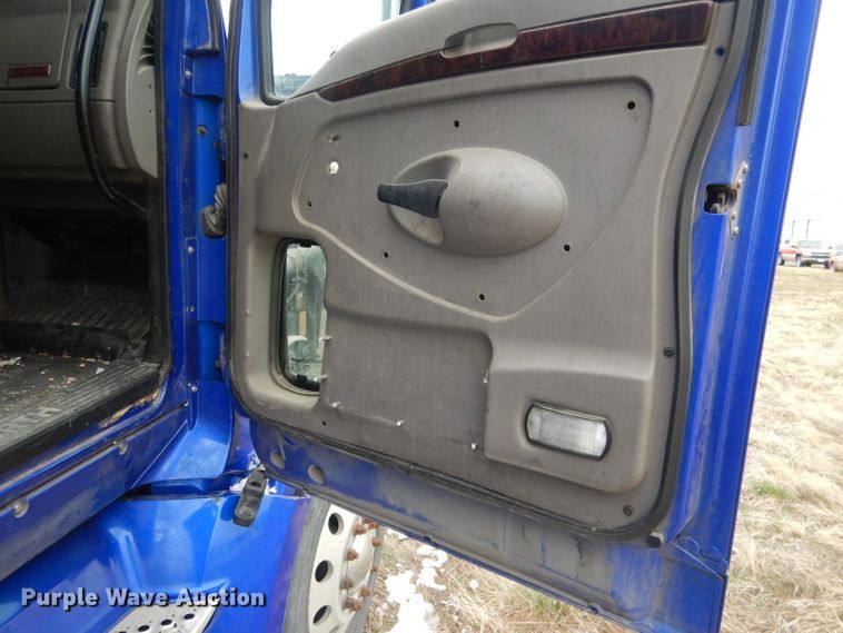 image for item FI9027 2011 Kenworth T700  semi truck