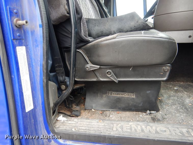 image for item FI9027 2011 Kenworth T700  semi truck