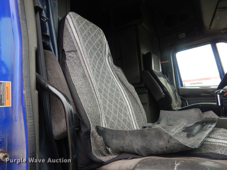 image for item FI9027 2011 Kenworth T700  semi truck