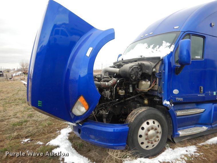 image for item FI9027 2011 Kenworth T700  semi truck