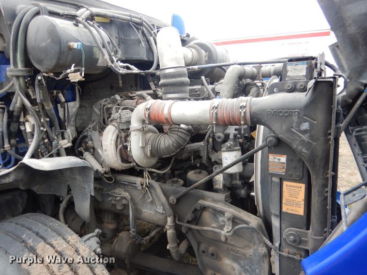 image for item FI9027 2011 Kenworth T700  semi truck