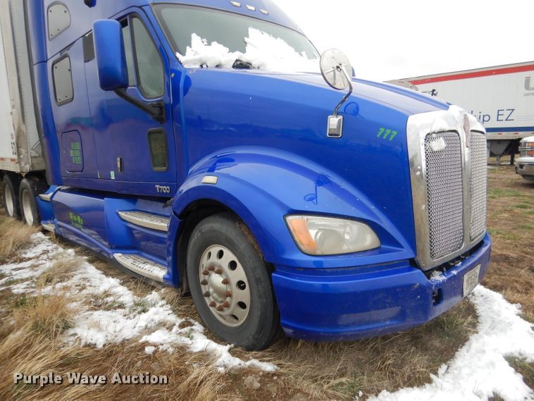 image for item FI9027 2011 Kenworth T700  semi truck