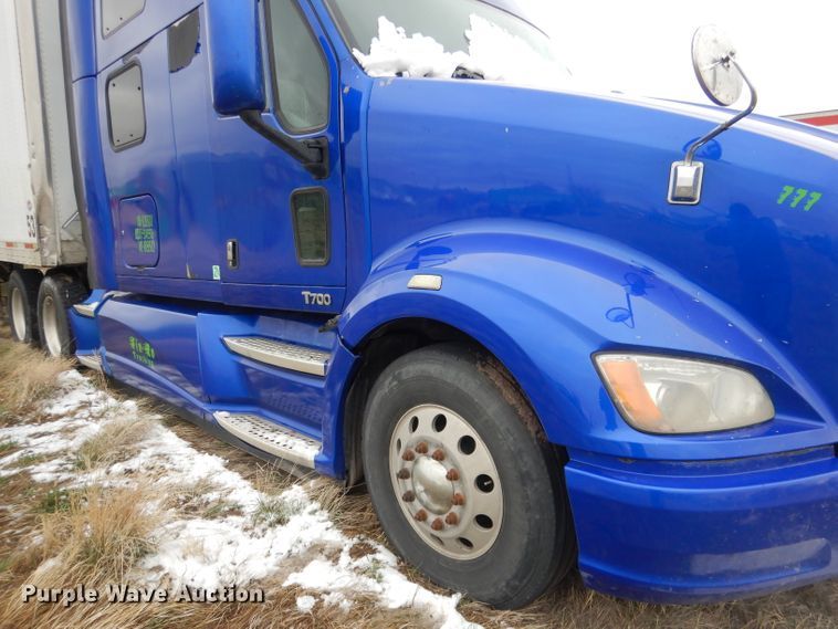 image for item FI9027 2011 Kenworth T700  semi truck