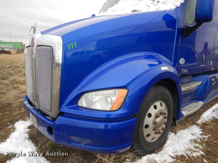 image for item FI9027 2011 Kenworth T700  semi truck