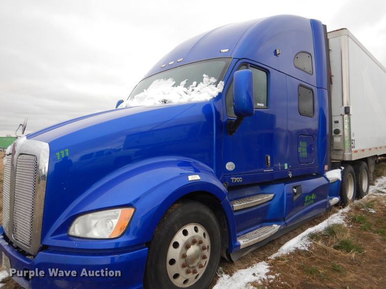 image for item FI9027 2011 Kenworth T700  semi truck
