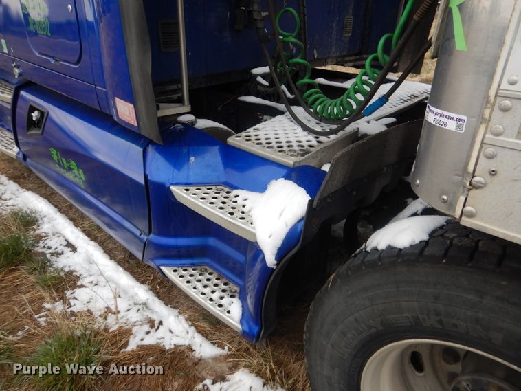 image for item FI9027 2011 Kenworth T700  semi truck