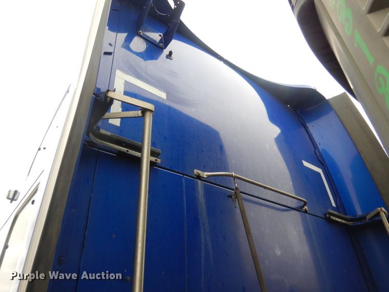 image for item FI9027 2011 Kenworth T700  semi truck