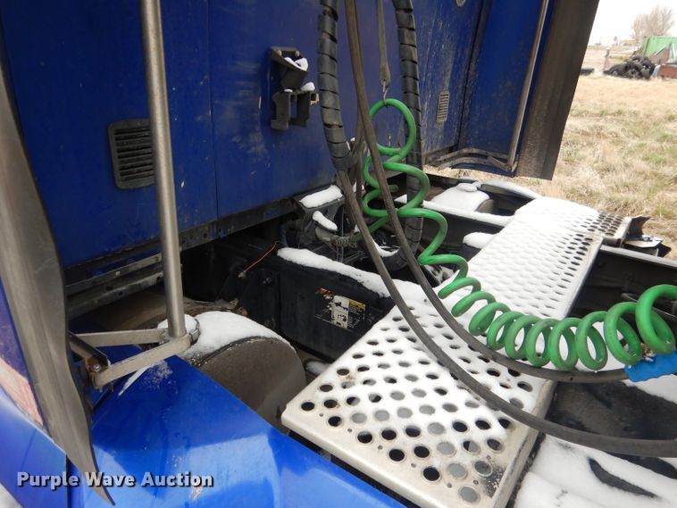 image for item FI9027 2011 Kenworth T700  semi truck