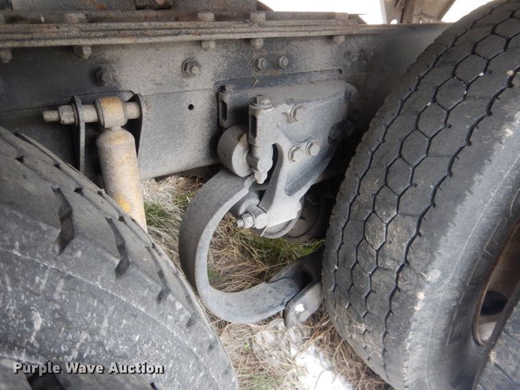 image for item FI9027 2011 Kenworth T700  semi truck