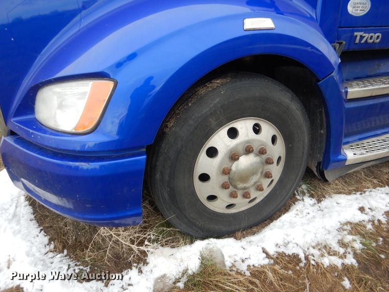 image for item FI9027 2011 Kenworth T700  semi truck