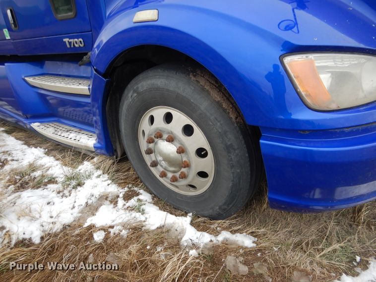 image for item FI9027 2011 Kenworth T700  semi truck